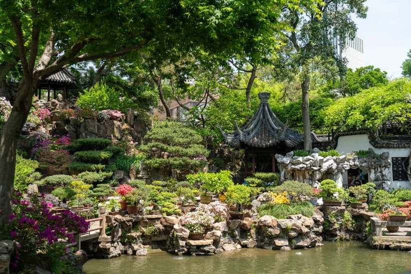 Shanghai: Yuyuan, City God Temple Old City Tour-Tip Based - The 9 Zig-Zag Bridge and Mid-Lake Pavilion: scenic pauses with meaning