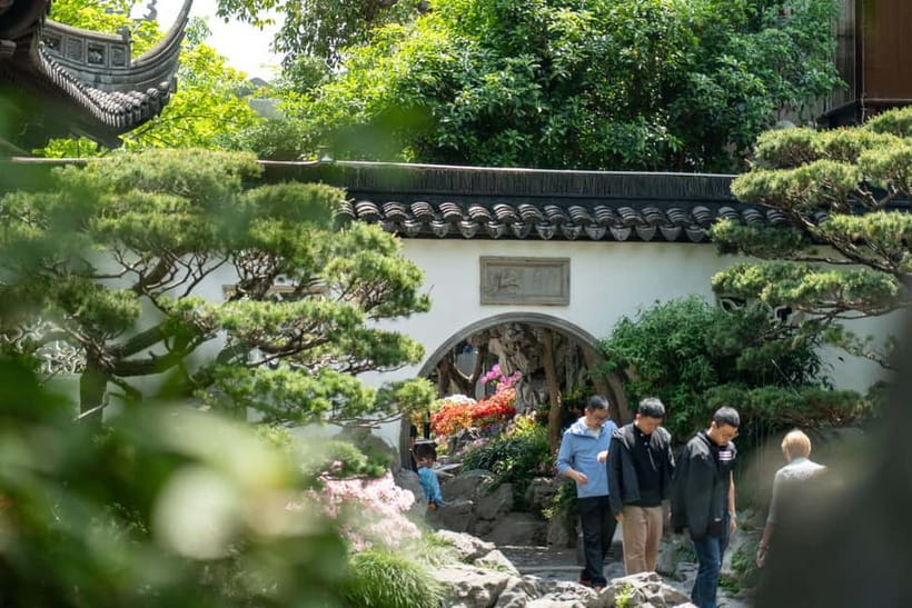Shanghai: Yuyuan, City God Temple Old City Tour-Tip Based - Lake Pavilion Tea House: a cultural reset during the walk