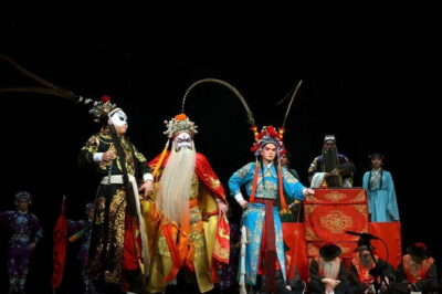 Sichuan Opera with face-changing at Sichuan opera theater - Face-changing is the main event, and it’s exactly as fast as it sounds
