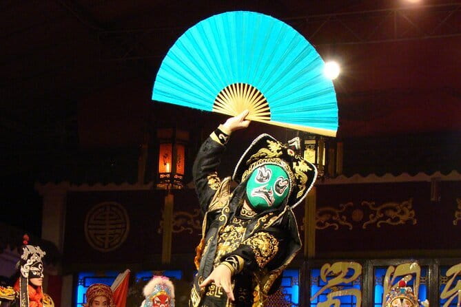 Sichuan Opera with face-changing at Sichuan opera theater - Costumes and makeup: the details are part of the show