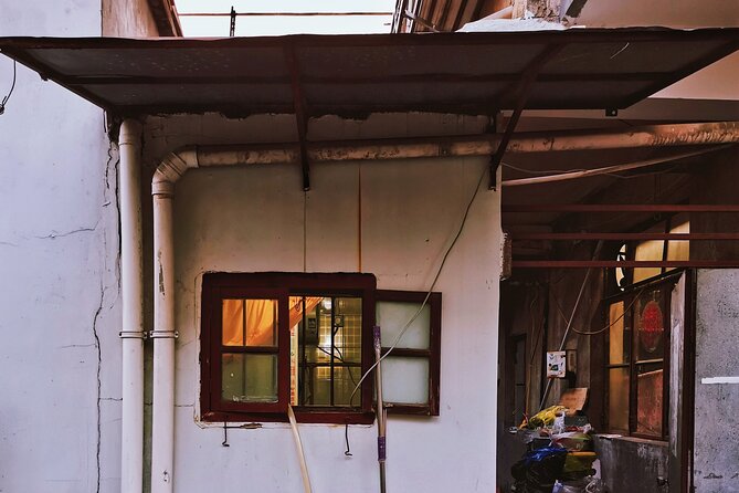 Small-Group Shanghai's Old City Walking Exploration - Walking with a small group (up to 10) and a guide with real Shanghai instincts