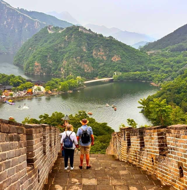 The Lakes & Peaks Great Wall at West Mutianyu with Cruise - Getting to the meeting point: Hang Seng Bank is your anchor
