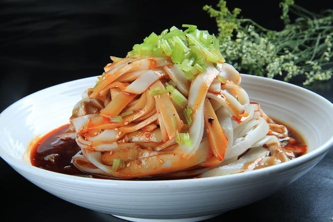 Xi'an Gourmet Walking Tour at Night - Practical tips for night walking (so you enjoy the chaos)