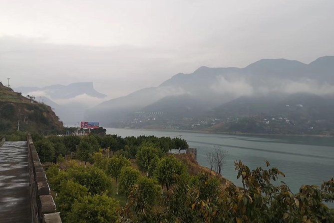 Yangtze River Cruise from Chongqing to Yichang Downstream in 4 Days 3 Nights - Day 2 in Fengdu County: ghost-city stops and what’s included